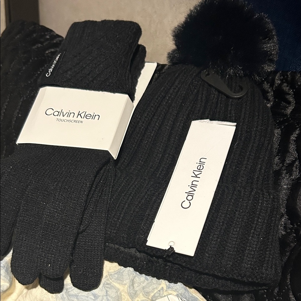 NWT Calvin Klein Black Ribbed Knit Beanie with Faux-Fur Pom & Touchscreen Gloves